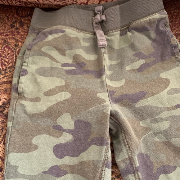 Gap Toddler Girl Camo Leggings/Joggers/Pants - Picture 2 of 5